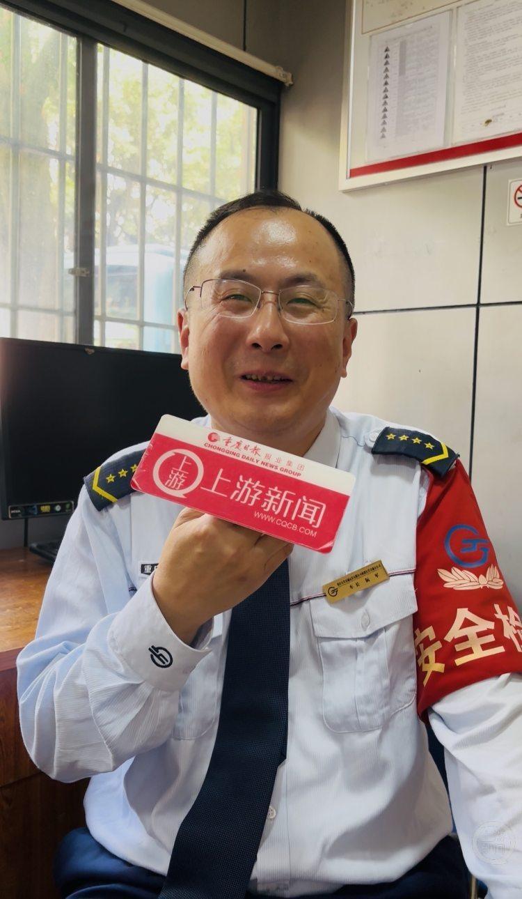 重庆192路公交师傅阮军接受上游新闻采访。