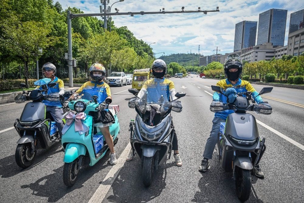 2025年8月19日，两江新区大竹林街道，闪送骑手化身“糕温使者”运送雪糕。首席记者 龙帆 摄