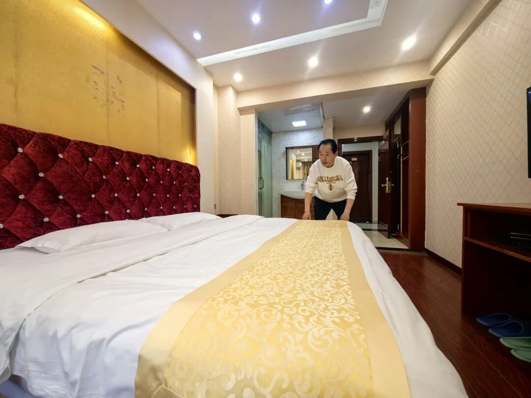 宾馆老板整理床铺。摄影：董存春