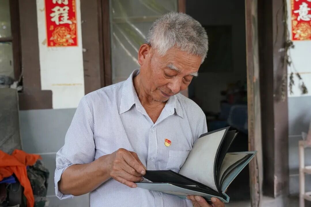廖泽轩在翻看旧照