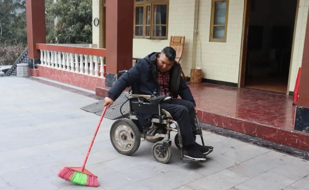 陶中胜在扫地。冉立 摄