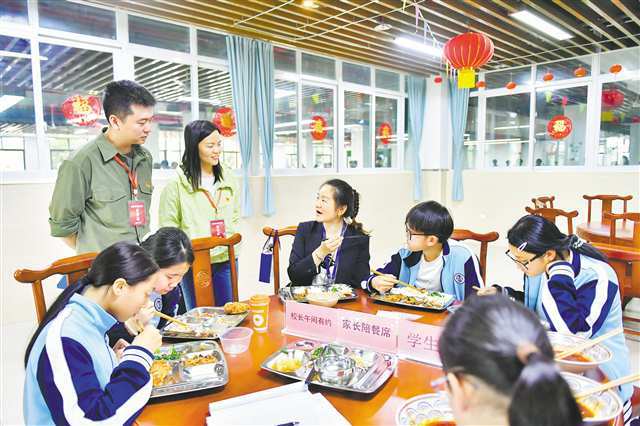 南岸區(qū)紀(jì)檢監(jiān)察干部到轄區(qū)中學(xué)了解“校園餐”整治情況。 陳佳佳 攝/視覺重慶