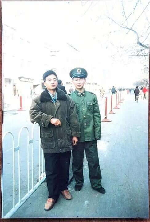 1997年春节，廖泽轩前往河南许昌看望刚入伍的儿子廖亚军