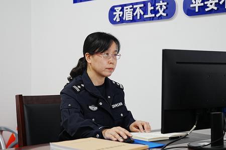何丽君在工作中。綦江区公安局供图