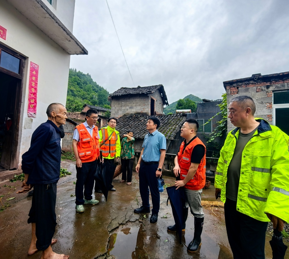 驻守地质工程师、镇村干部及县地灾防治督导工作组人员入户排查。董存春 摄
