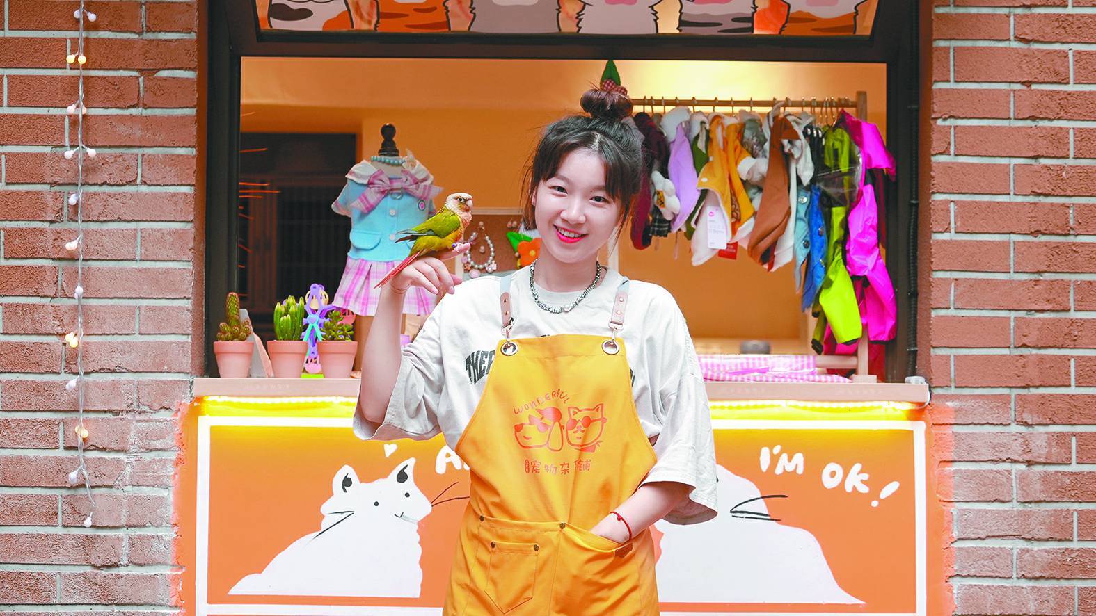 市民洪隆鳳來到民主村，開了家寵物店。