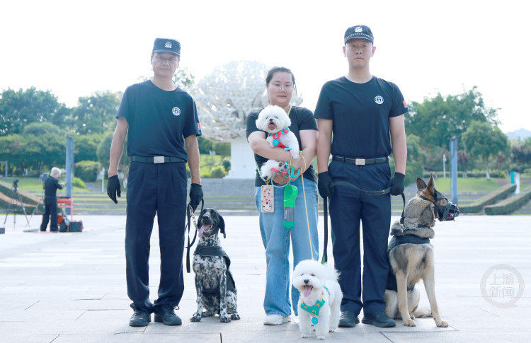 现场两只威风凛凛的警犬吸引了很多“毛孩子”家长的目光。