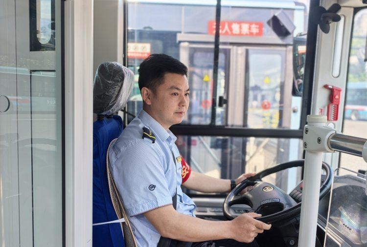 工作中的余平