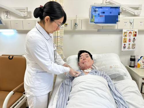 李帆正在为患者做护理。（市人民医院供图）