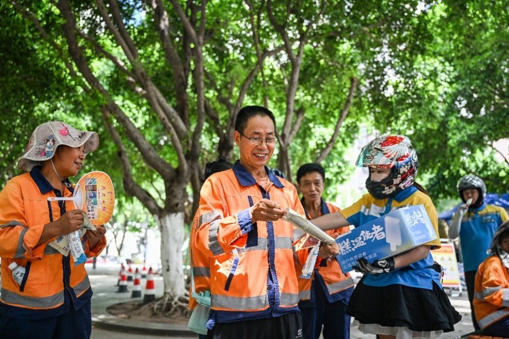 2025年8月19日，两江新区互联网产业园，“糕温使者”正在派送雪糕。首席记者 龙帆 摄