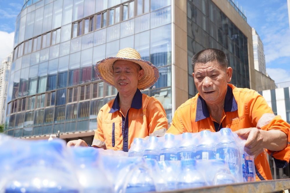 江北区德佑站点领水点，工人正在卸货。受访者供图