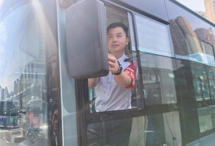 工作中的余平