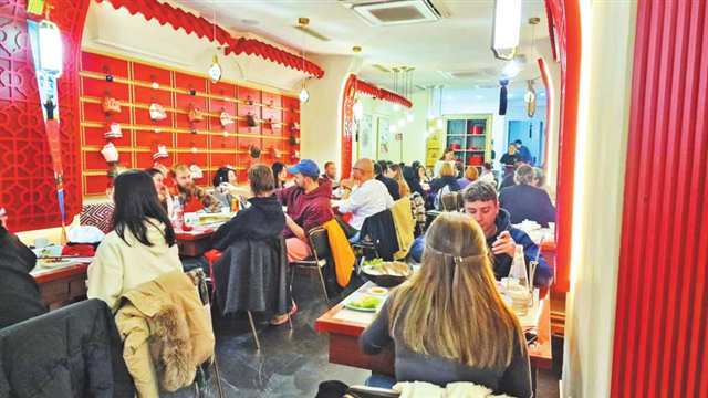 德庄火锅意大利罗马店,受到不少外国食客的青睐。(受访单位供图)