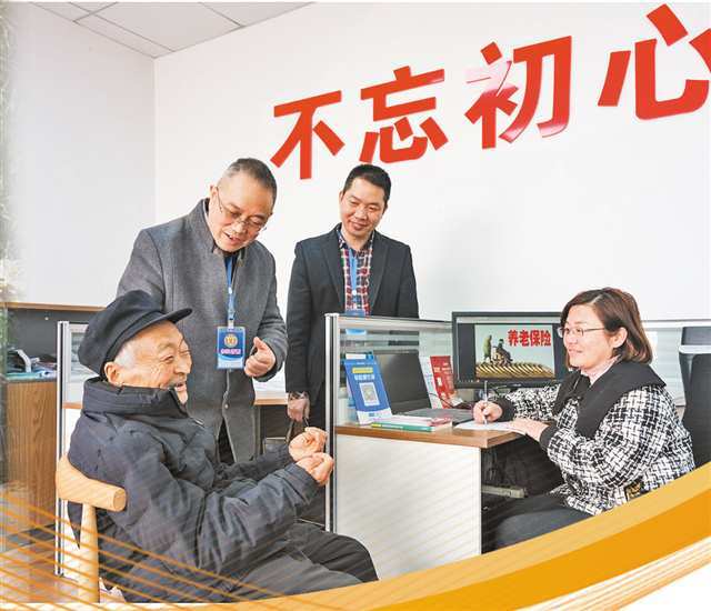 豐都縣紀(jì)檢監(jiān)察干部在仁沙鎮(zhèn)了解“一老一小”相關(guān)政策落實情況。（豐都縣紀(jì)委監(jiān)委供圖）