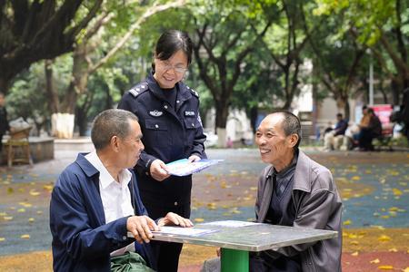 何丽君在给市民普及相关法律法规知识。綦江区公安局供图