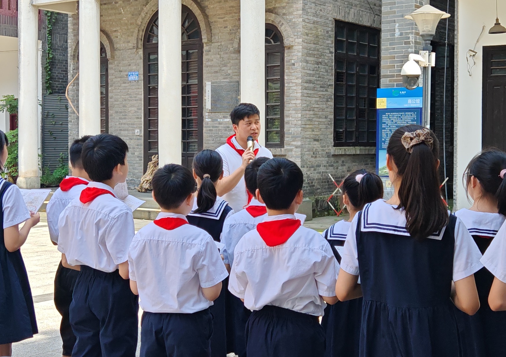 青少年参观李子坝抗战遗址公园。摄影 姚延洋