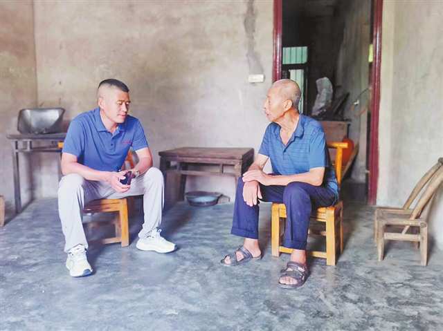 滕明富（左一）入户走访农村空巢老人。（本版图片均由受访者供图）