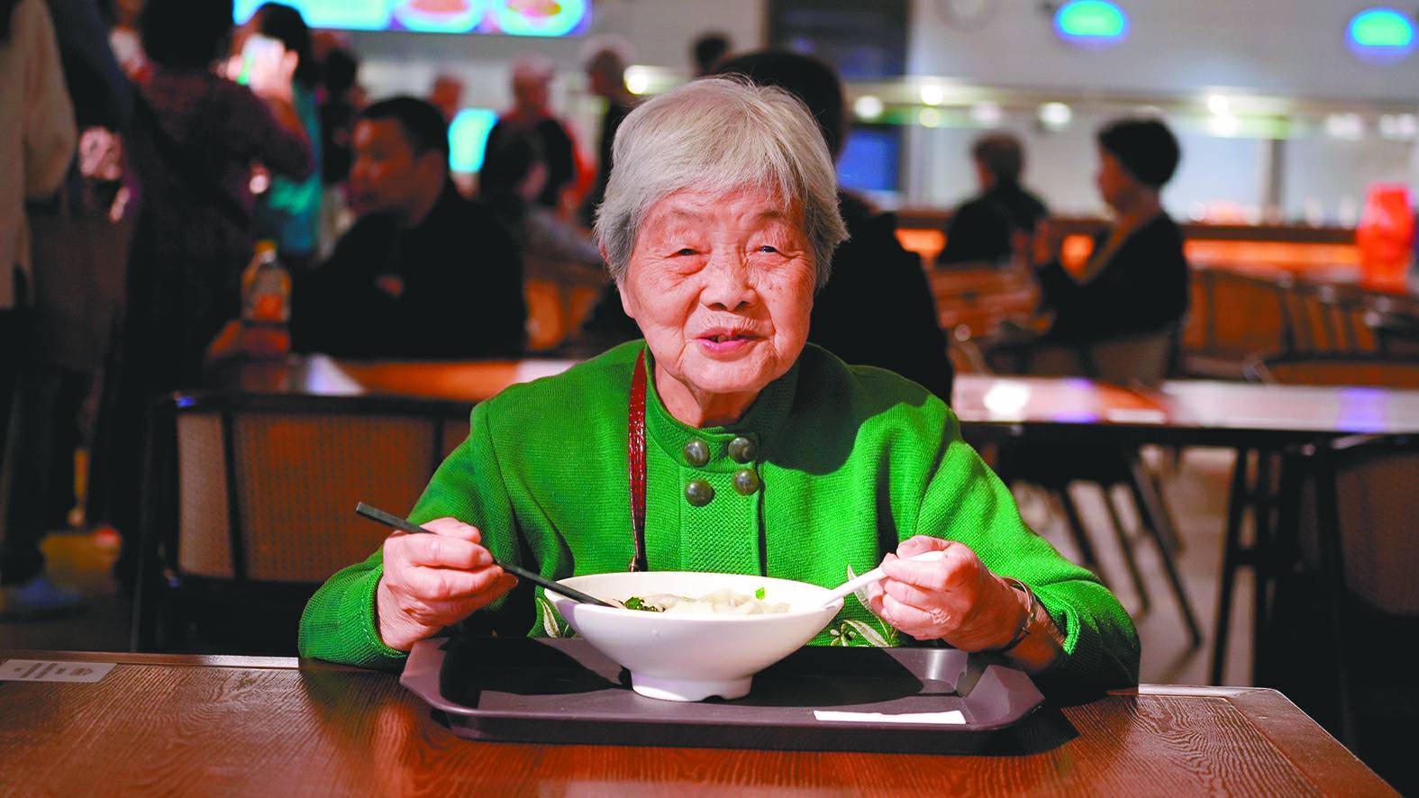 80余歲的張婆婆在社區(qū)食堂用餐（資料圖）