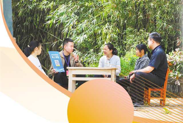 云陽縣紀(jì)檢監(jiān)察干部在鳳鳴鎮(zhèn)太地村向群眾推廣“碼上舉報”監(jiān)督平臺。（云陽縣紀(jì)委監(jiān)委供圖）