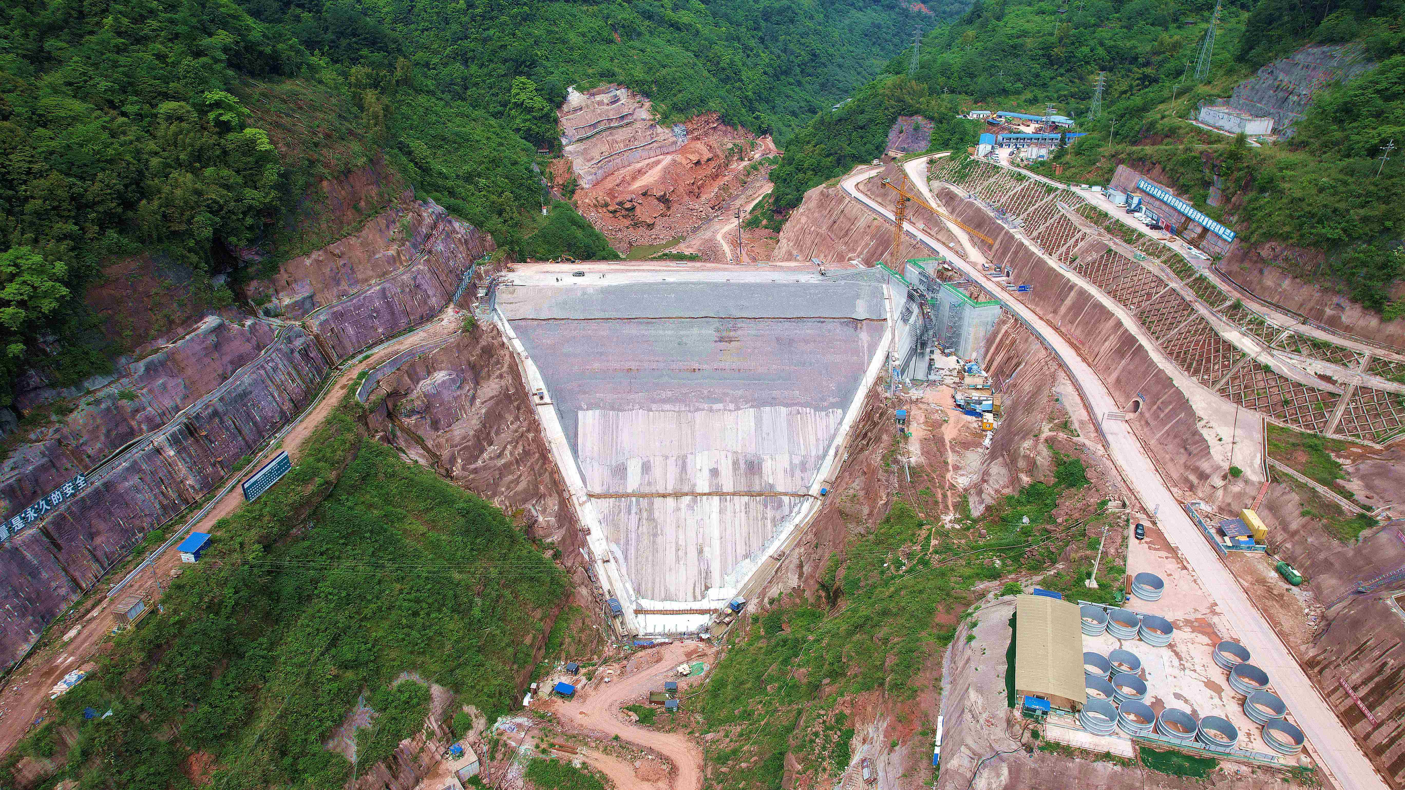 綦江:蟠龙抽水蓄能电站下水库大坝填筑到顶