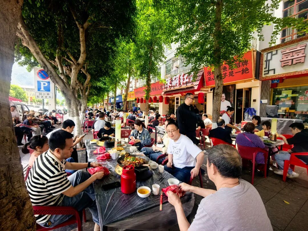 烤鱼店生意火爆。摄影：董存春