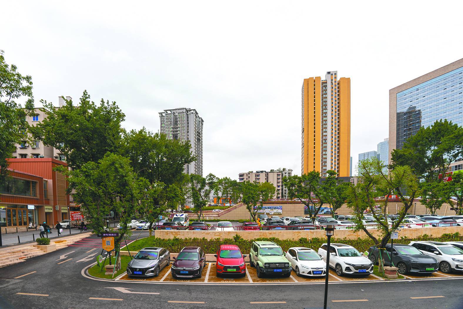 增設停車場，解決轄區(qū)居民停車難問題。