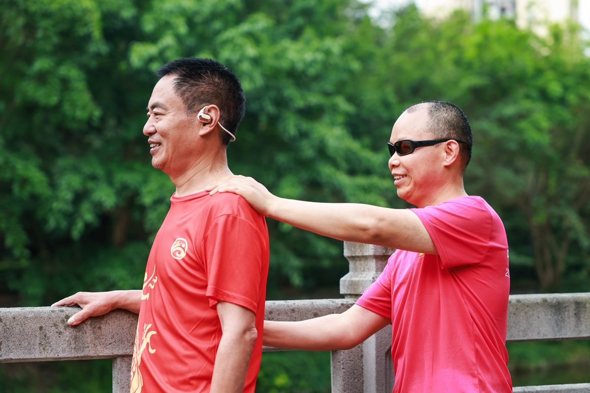 晨跑完，胡华宇为队友按摩放松。陈星宇 摄