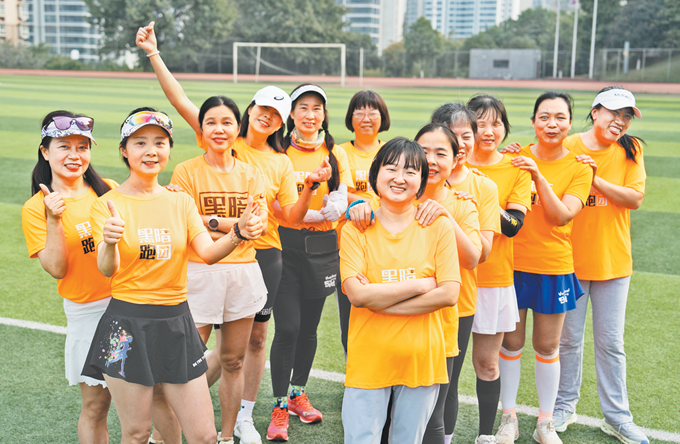 重庆女子盲人马拉松战队的6名视障跑者和她们的陪跑志愿者。记者 张质 摄/视觉重庆