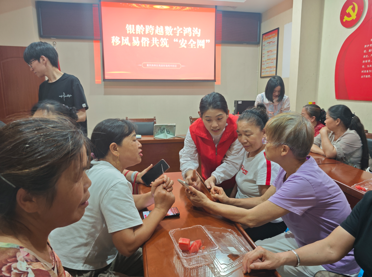 志愿者教老人安装反诈APP。受访单位供图
