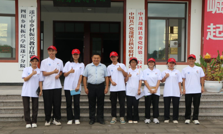 图为青年学子在四川省拱市村开展宣讲活动并与全国脱贫攻坚先进个人蒋乙嘉面对面交流
