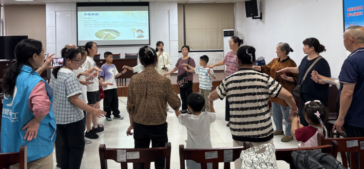 家庭教育指导师带领大家进行亲子互动。璧山区妇联供图