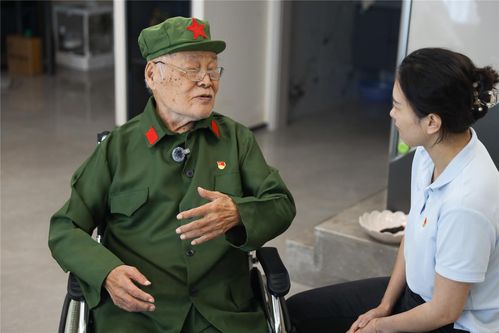 记者近距离聆听国存海诉说当年的抗战经历。刘纪湄 摄