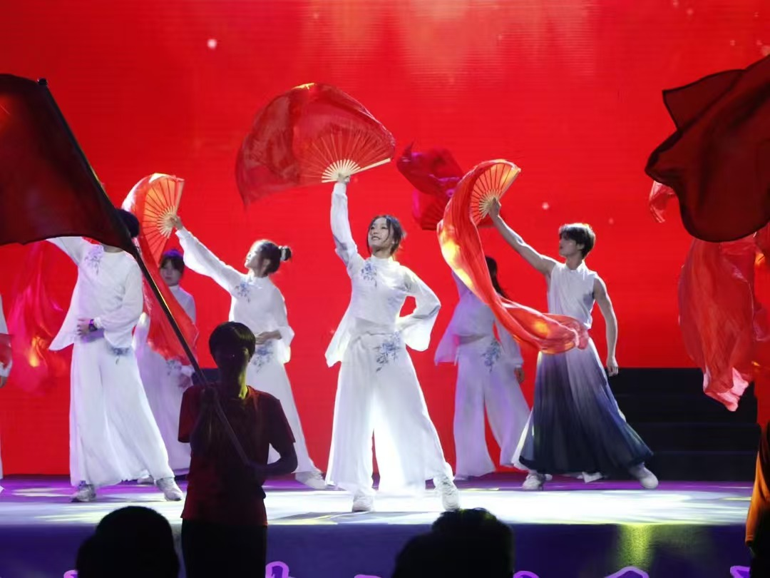 图为智数理论宣讲团红色舞蹈展演现场