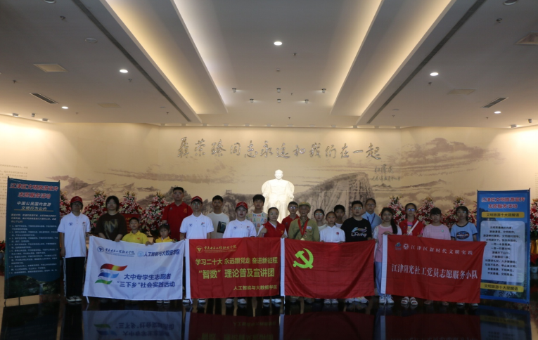 图为青年学子在重庆市铜梁区开展宣讲活动并与抗战老战士面对面交流