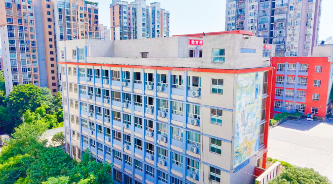 校园清凉工程落地,教室配备空调改善办学条件。