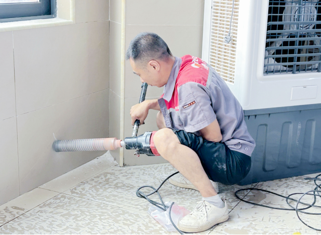 施工人员抢抓工期,推进校园空调安装工程建设。